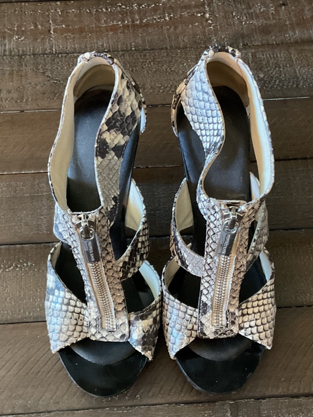 🤩  Michael Michael Kors "Berkley" T-Strap Sandals-size 6.5